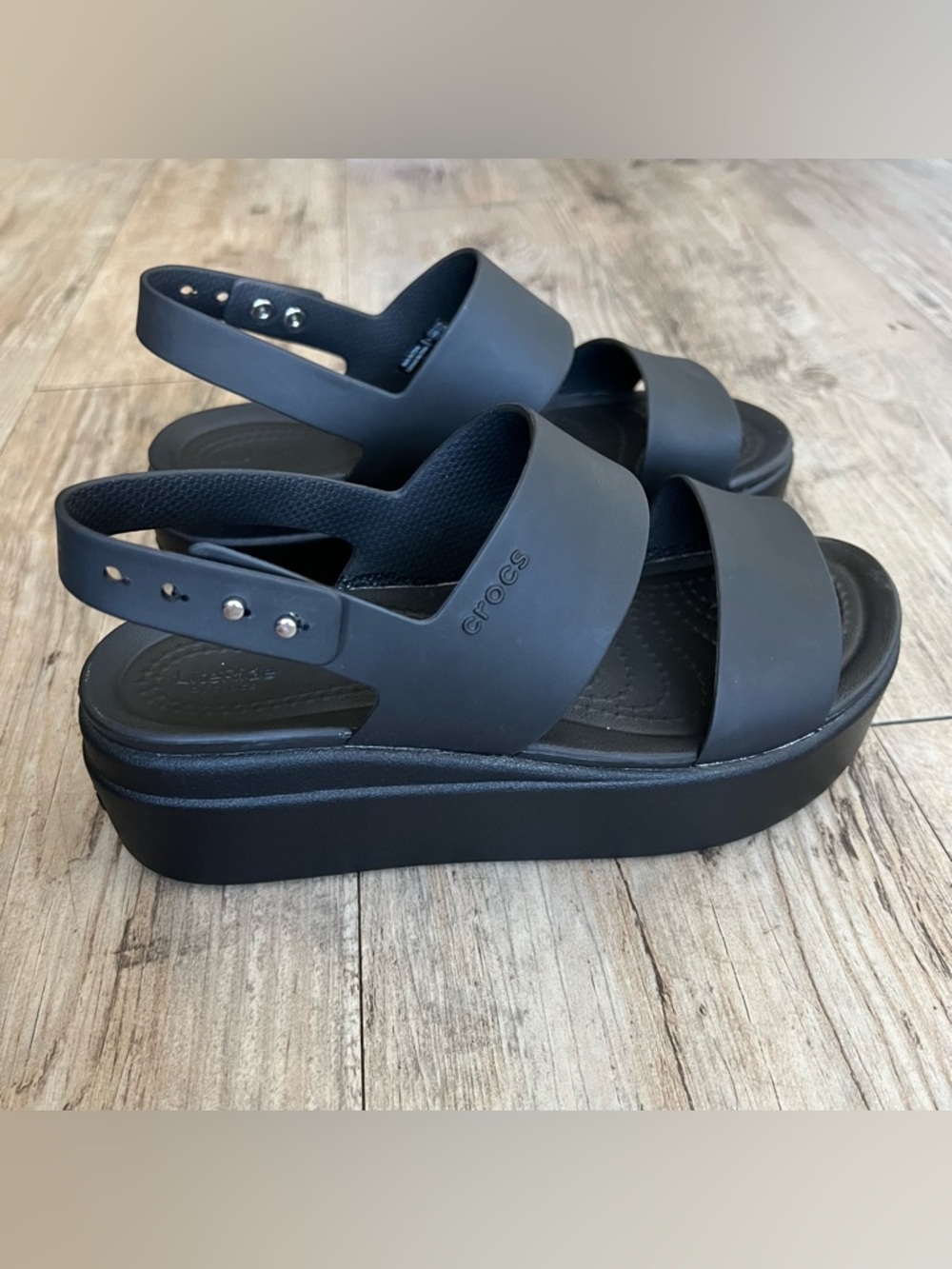 Crocs Brooklyn wedge size 4